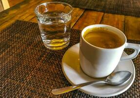 copo do americano Preto café e vidro do água cafeteria. foto