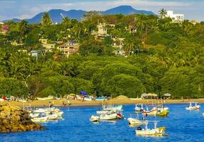 barcos de pesca na praia do porto em puerto escondido méxico. foto