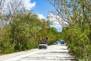 playa del carmen quintana roo México 2022 escolher acima caminhão dirigindo com pessoas dentro a costas México. foto