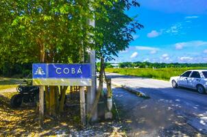 coba Maya ruínas antigo edifícios pirâmides Entrada bem-vinda placa México. foto