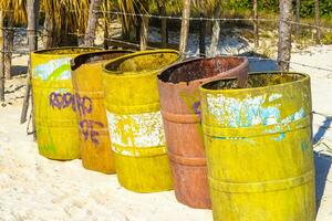 amarelo laranja lixo latas em a de praia playa del carmen. foto