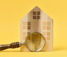 de madeira casa e uma ampliação vidro, representando a conceito do real Estado comprar, aluguel crescimento foto