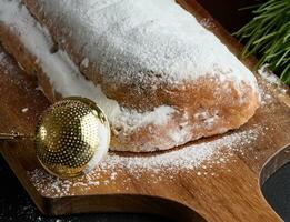 Natal pastelaria roubado borrifado com em pó açúcar em a mesa, festivo sobremesa foto