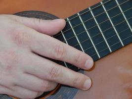 tocando guitarra com as mãos foto