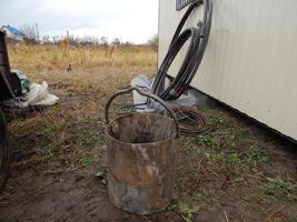 construção de um poço para beber na dacha foto