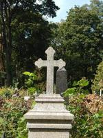 cruzes no cemitério de túmulos e cercas foto