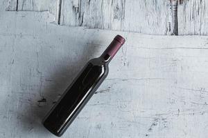 garrafas de vinho em fundo branco de madeira foto