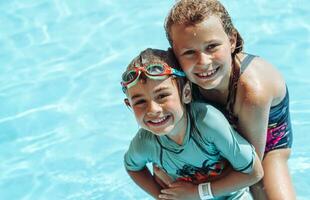 feliz crianças dentro a piscina foto