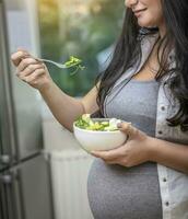 saudável comendo para uma grávida mulher foto