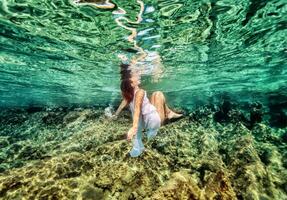 mulher dançando embaixo da agua foto