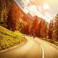 motociclistas em a estrada dentro pôr do sol foto