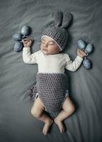 fofa pequeno bebê vestido gostar a Páscoa Coelho foto