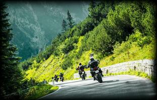 grupo do moto ciclistas em montanhoso estrada foto