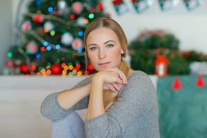 agradável mulher em Natal véspera foto