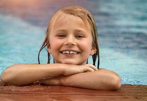 menina feliz na piscina foto