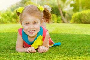 fofa pequeno menina dentro parque foto