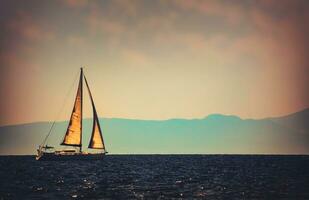 lindo barco a vela dentro a distância foto