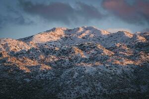 belas montanhas de inverno foto