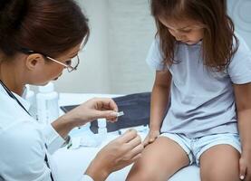 bebê menina às a médicos escritório foto