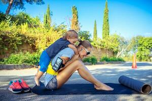 mãe e filho fazendo esporte ao ar livre foto