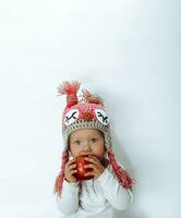 pequeno menina mordidas uma vermelho maçã foto