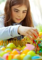 pequeno menina desfrutando Páscoa feriado foto