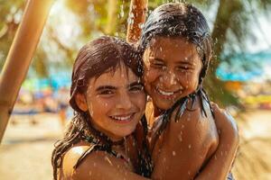 dois pequeno feliz meninas em a de praia foto
