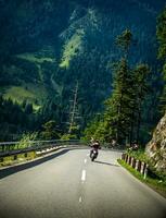 motociclista em montanhoso estrada foto