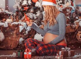 grávida mulher com Natal cartão foto