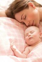 mãe com bebê dormindo foto