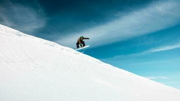 ativo homem em snowboard foto