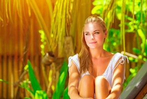lindo mulher sentado dentro tropical parque foto