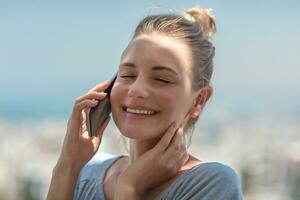 alegre menina falando em a telefone foto