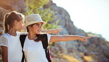 dois meninas desfrutando caminhando Tour para montanhas foto