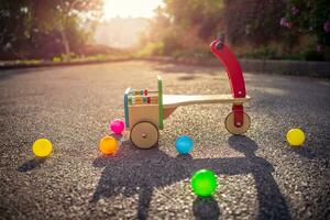 criança bicicleta em Parque infantil foto