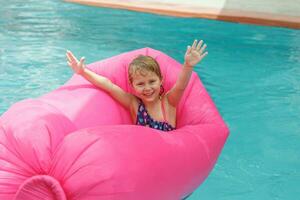 menina feliz na piscina foto