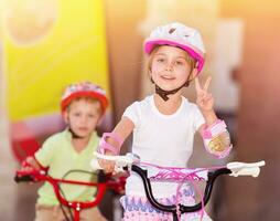 feliz crianças em bicicletas foto