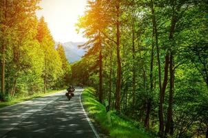 motociclista em montanhoso estrada foto