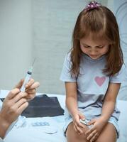 pequeno menina durante vacinação foto