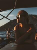 bonita menina em a barco a vela foto