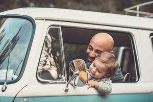 pequeno Garoto com pai dentro a carro foto