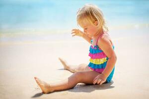 bebê menina jogando em a de praia foto