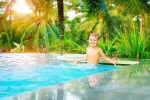 fofa Garoto dentro a piscina foto