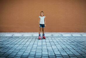 pequeno menina patins foto