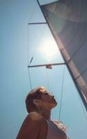 bonita menina viajando em barco a vela foto