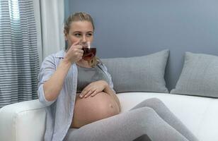grávida mulher bebendo chá foto