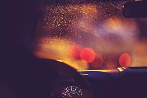 em a estrada em uma chuvoso noite foto