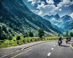 motociclistas em montanhoso estrada foto