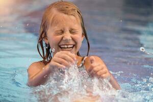 menina feliz na piscina foto