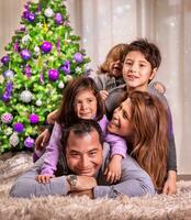feliz família perto Natal árvore foto